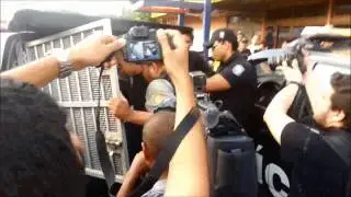 Vídeo mostra truculência de policial ao colocar jovem dentro de viatura   FolhaPE