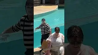 Making it rain 😂👏 Mime Seaworld Tom #seaworldmime #funny #seaworld #tomthemime