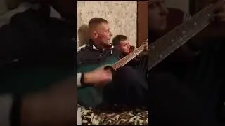 Парень красиво поёт под гитару
