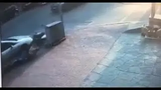 Motosikletin Otomobile Çarpma Anı Güvenlik Kamerasına Yansıdı