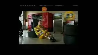 quảng cáo socola M&Ms đua xe bịt miệng băng dính