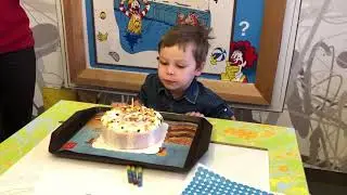 Коля задувает свечи