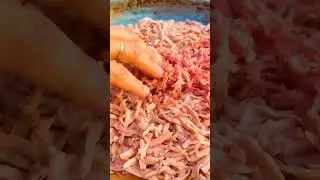 НЕРЕАЛЬНО МНОГО НАЧИНКИ В ПИЦЦЕ! ДОМАШНЯЯ ПИЦЦА НА СКОВОРОДЕ НА КОСТРЕ!#пиццанасковороде #пицца