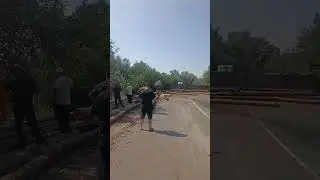 После Алабайтала перевернулась фура с брёвнами перекрыв всю дорогу