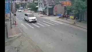 Un auto tesla en piloto automático arrancó solo y mató a dos personas.