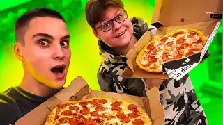 ЖРЕМ ПИЦЦУ С САШЕЙ🍕