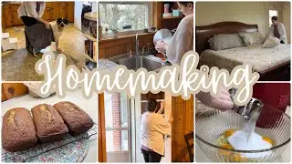 Rainy Day Homemaking || The Best Banana Bread
