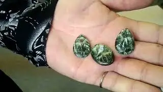 Украшения, кабошон камень клинохлор (серафинит)