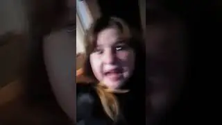 снимает маску