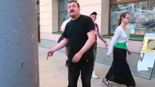 Пьяный псих пристает к прохожим