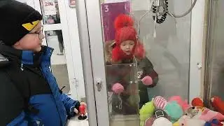 Как вытащить игрушку из автомата?