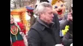 Губернатор Василий Голубев угощает блинами