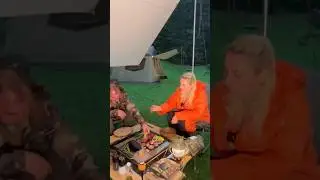 YAĞMUR ALTINDA KAMP YEMEĞİ    