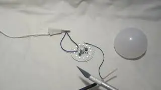 Халявный ночник, работающий от электрической наводки.