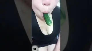 bibir seksi ngemut timun/kebayang gak sih rasanya gimana
