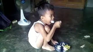 Anak setengah telanjang