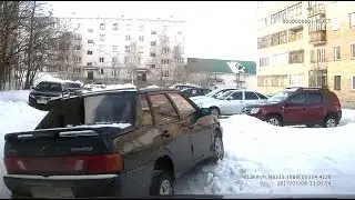 В Сосногорске ребенок чуть не спровоцировал аварию, сев за руль легкового автомобиля