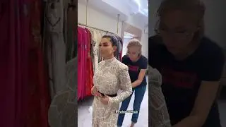 Райхон Ганиева на примерке нового наряда от Ироды Агхамхужа 