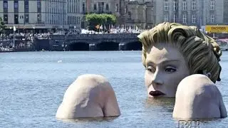 Прячется от мамы в воде