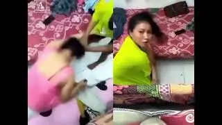 आफ्नो Boyfriend संग कुरा गरिदिएको भन्दै नेपाली चेलीहरु विदेशमा चक्कु हानाहानए