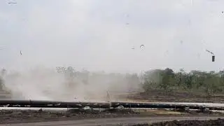 Pusaran Angin Keren Dari Pengendalin Udara -- Hanya Ada Di Indonesia