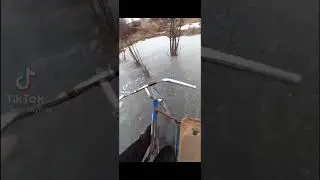 Навалил бочком....