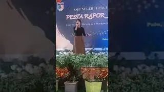 Pelajar SMP Cover Tak Ingin Usai (Keisya Levronka) di Acara Perpisahan Sekolah