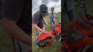 Рома расписался на байке