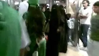 بنت مو لابسه عبايه