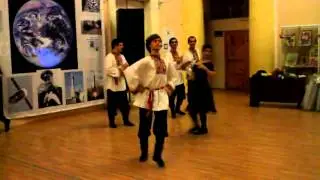 Кавказцы танцуют русский народный танец