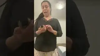 SaraFrancy indossa camicia in seta nera e tacchi a spillo 