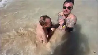 Эдуард Моранди купается на пляже Пунта-Каны и получает массаж от Дона Симона