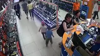 Маленькие дети без проблем украли планшет!!