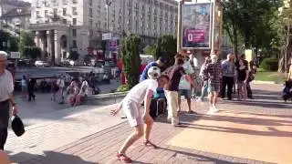 Парень фристайлер разорвал публику своим талантом.Україна має талант