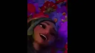 ısabela ağzı açık bir şekilde gülüyor