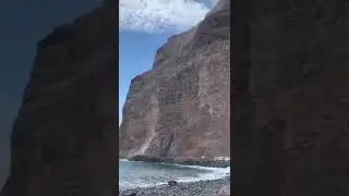 На пляж на Канарских островах обрушилась скала