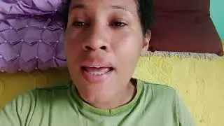 De costas com a cara no pé