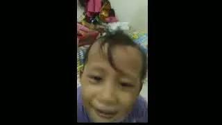 Aqila makan telur dan otak otak