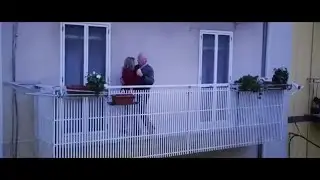 Italy on the balcony 🇮🇹 - Итальянцы танцуют и поют на балконах