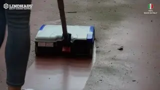 Small and medium industrial surfaces: the importance of sweeping floors before washing them