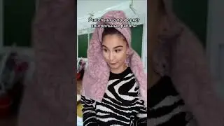 Учительница проверяет контрольные работы