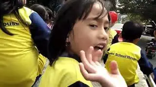 Lihat Si Anak Pemberani Sedang Belajar Cara Padamkan Api