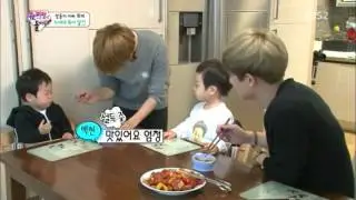 [ENGSUB] 150524 Chanbaek // TROS (Chanbaek feeding the twins)