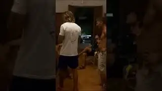 Me matan Limón, cover de Los Redondos con un piano y amigos tocando y cantando.