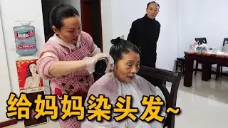 Xiao Du dyed her mother's hair, so she was a few years younger
