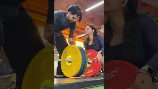 Deadlift with my Female Bestfriend?🏋🏻‍♂️#bestfriend #deadlift #shorts #gym #workout #funny #girl