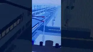 Какого фига у электровоза подняты все пантографы?! Электровоз с пасс. поездом проезжает переезды жд