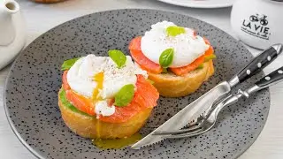 Тосты со слабосоленой форелью, авокадо и яйцами пашот
