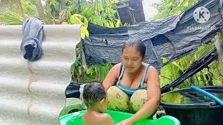 Bunda mandi sama dedek
