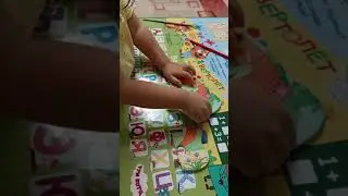 Алима 2 года.собирает пазлы